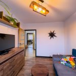 Sypialnia z oknem na północ w mieszkaniu 2-pokojowym w Zamościu