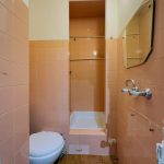 Osobne WC z prysznicem w mieszkaniu 2-pokojowym w Zamościu