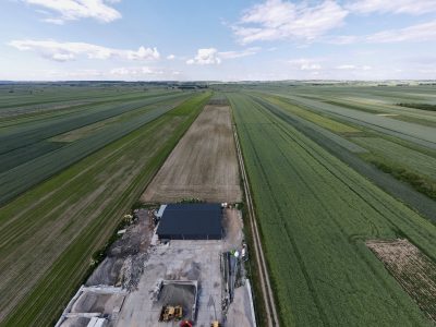 Widok z drona na działki inwestycyjne w Sitańcu Błonie